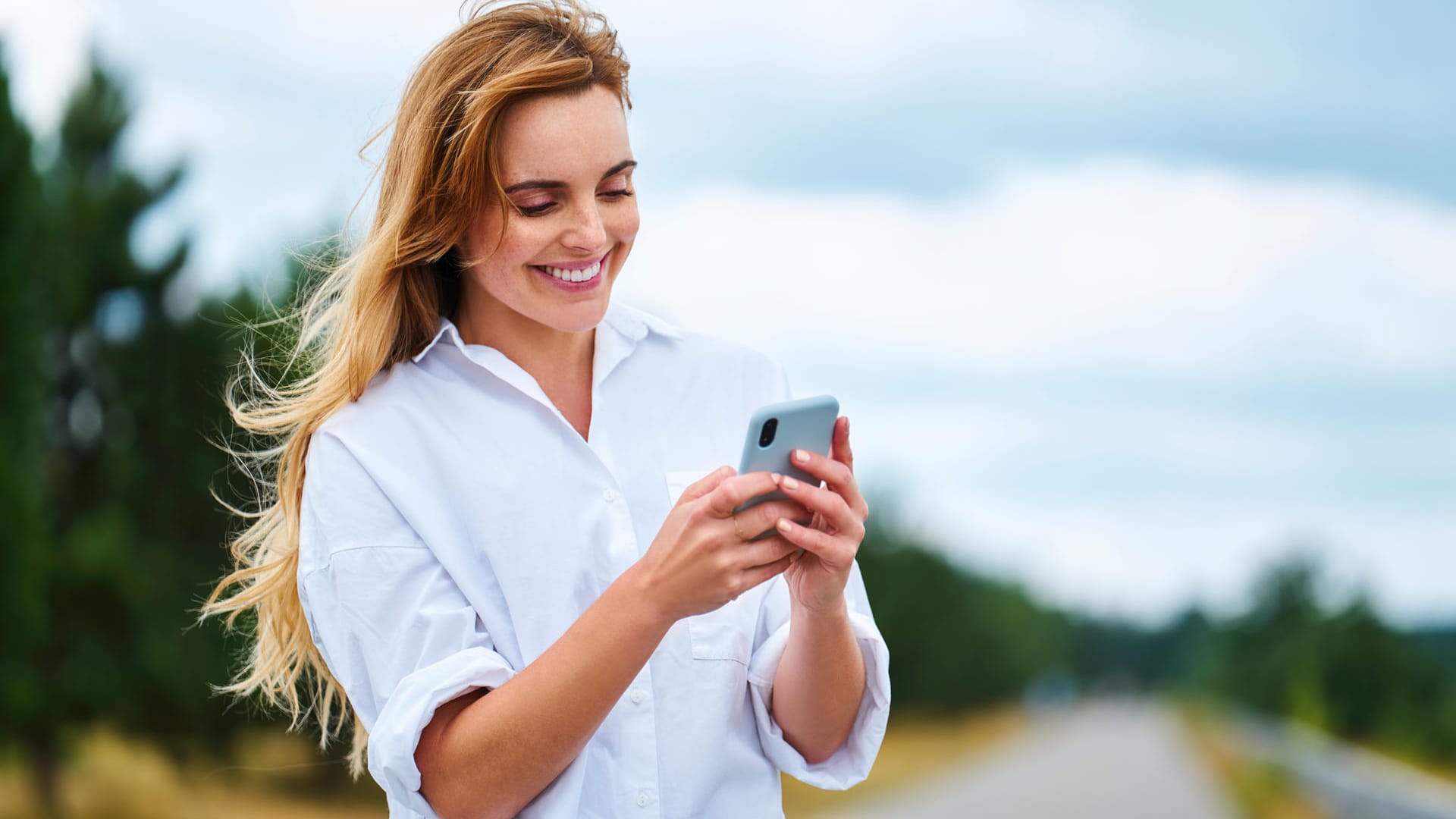 Eine Frau checkt ihr Smartphone