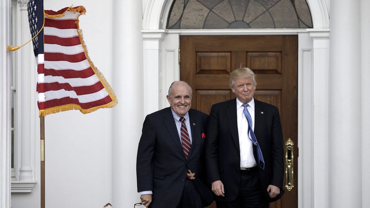 Donald Trumps persönlicher Anwalt Rudolf Giuliani (l.