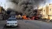 Nach einer Explosion brennen mehrere Autos in einer Straße in Kamischli im syrisch-türkischen Grenzgebiet.