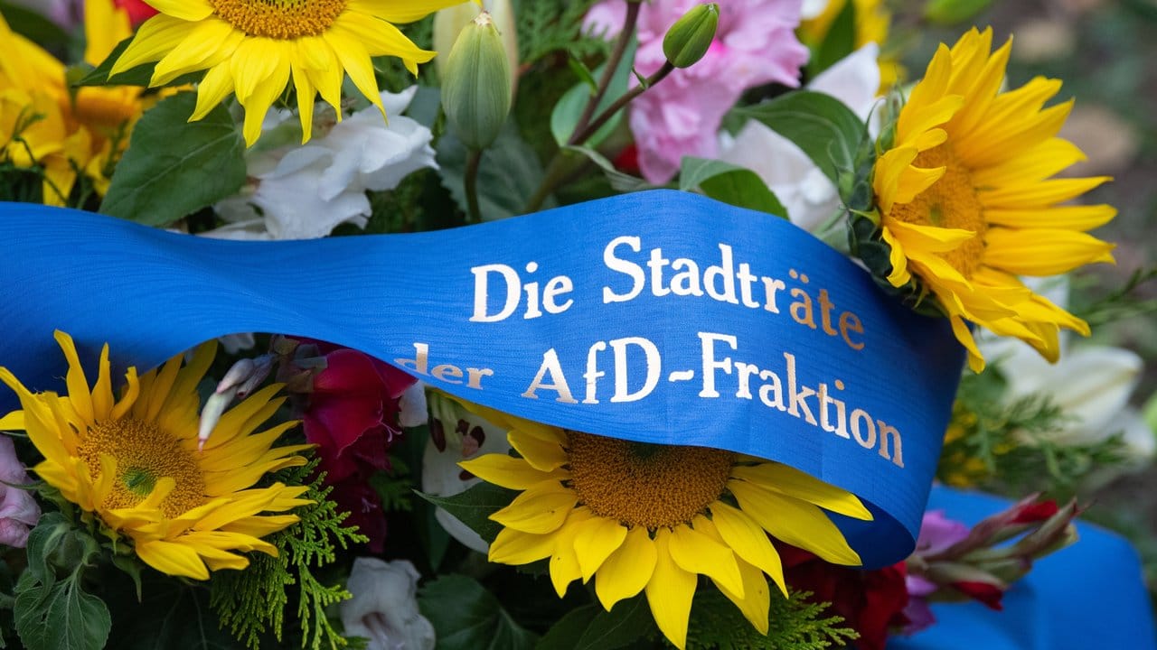 Ein Kranz der Stadträte der AfD-Fraktion liegt in der Nähe der Synagoge in Dresden.
