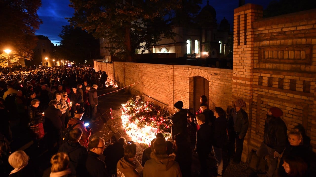 In Halle bekunden Hunderte Bürger mit einer Lichteraktion vor der Synagoge ihre Solidarität mit der jüdischen Gemeinde.