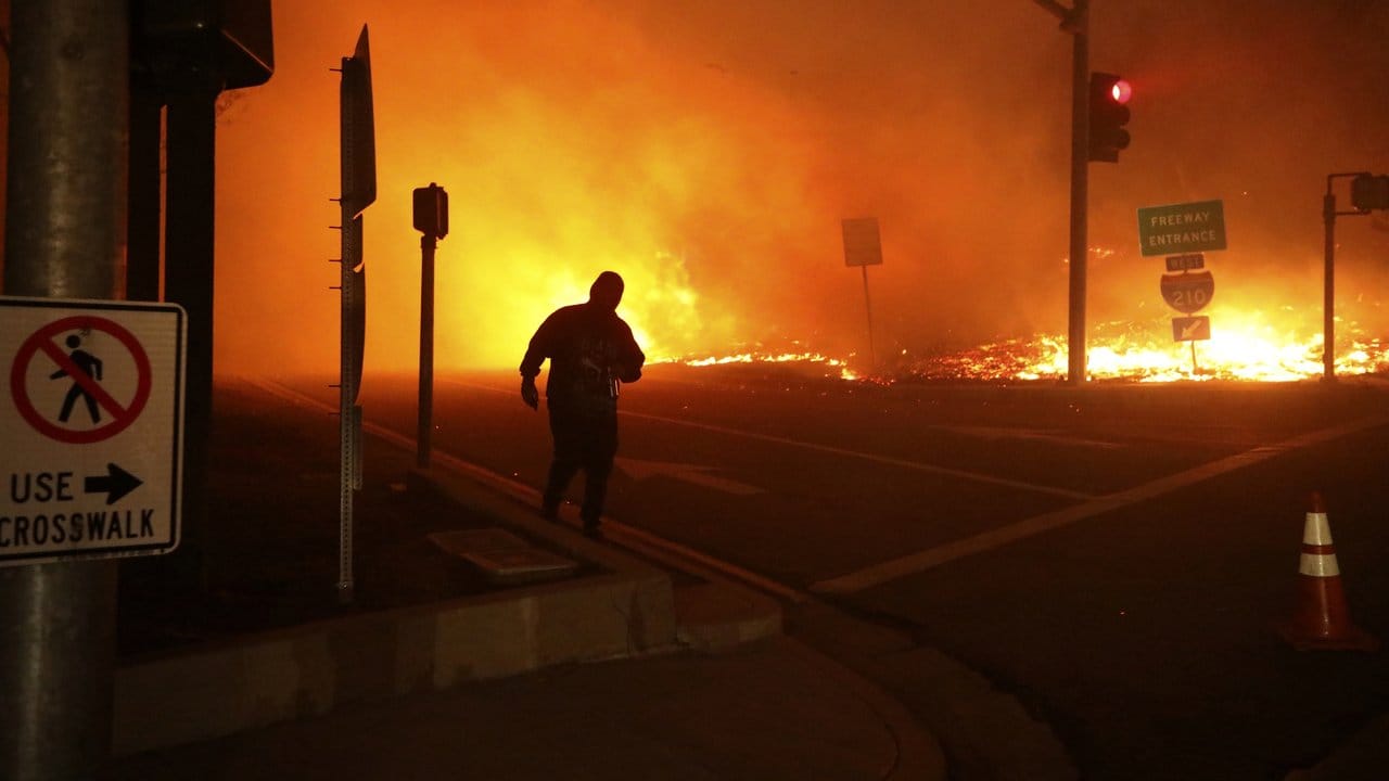 Flammern lodern nahe dem Ort Sylmar nördlich von Los Angeles.