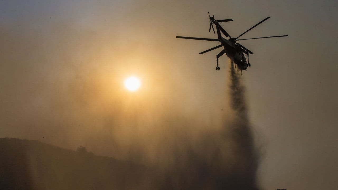 Ein Hubschrauber in Moreno Valley während eines Einsatzes.