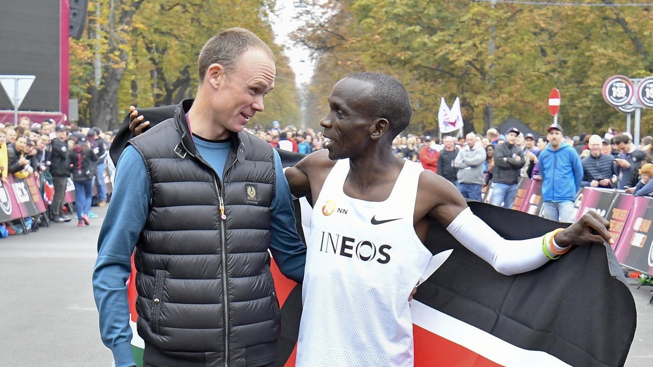 Radstar Chris Froome beglückwünscht Marathon-Weltrekordhalter Eliud Kipchoge in Wien direkt nach dem Zieleinlauf.