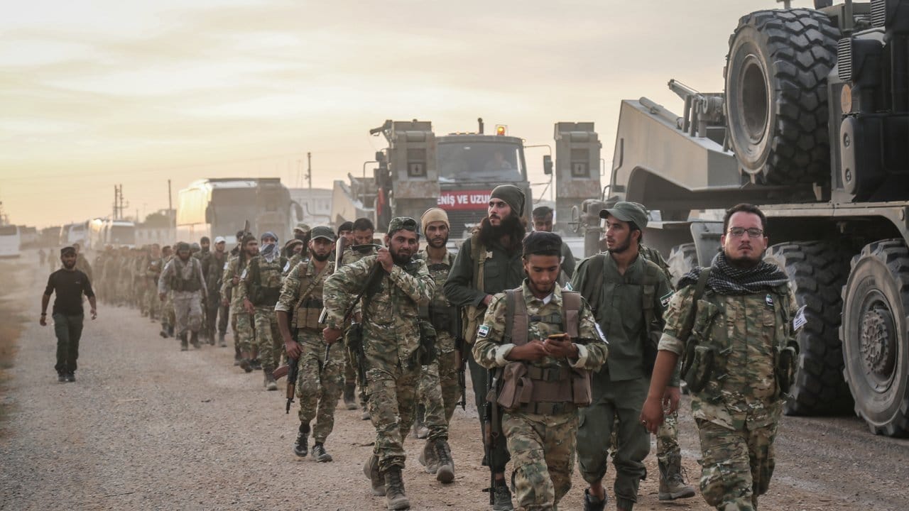 Soldaten und Militärfahrzeuge in der türkischen Stadt Akcakale an der Grenze zu Syrien.