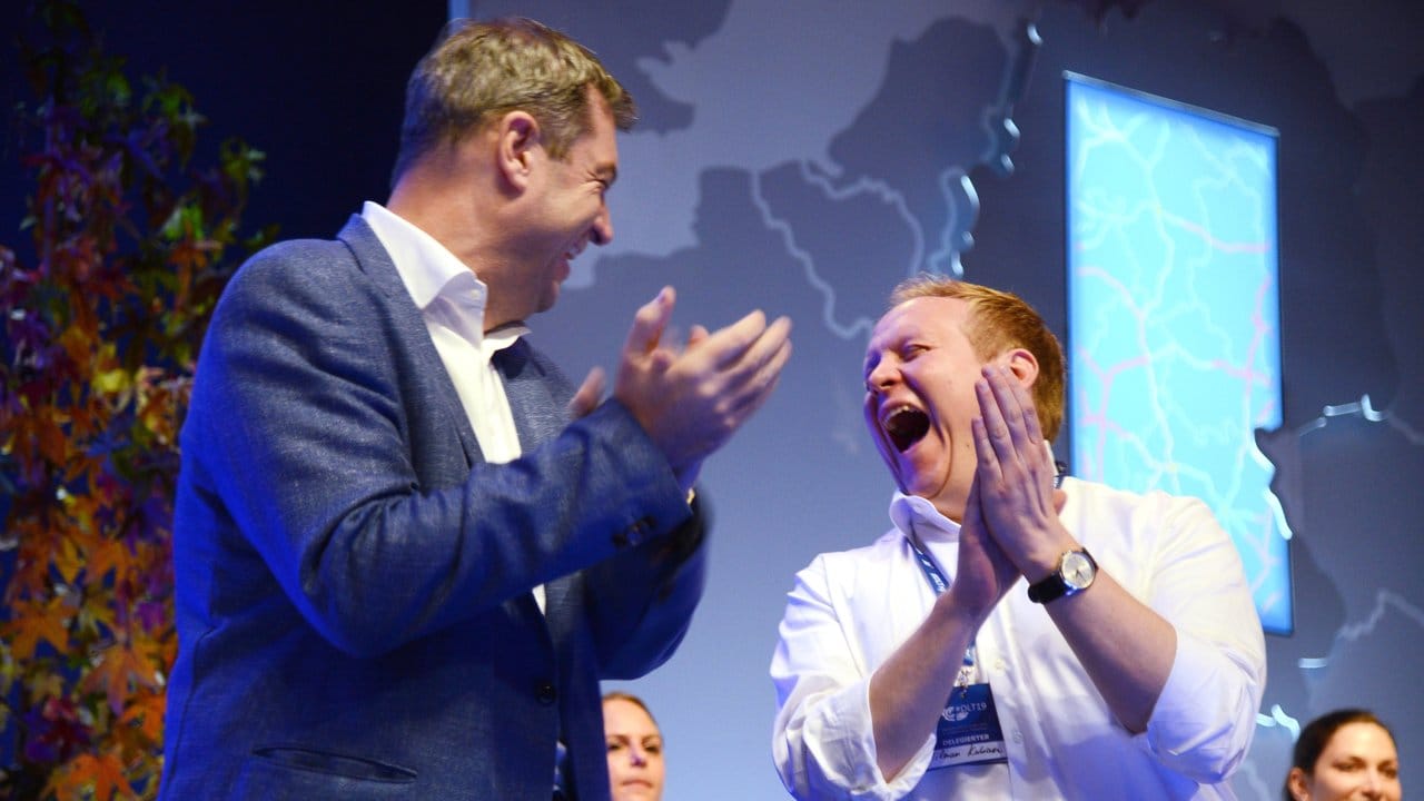Bayerns Ministerpräsident Markus Söder und JU-Chef Tilman Kuban (r) stehen lachend auf der Bühne in Saarbrücken. Bayerns Ministerpräsident Markus Söder und JU-Chef Tilman Kuban (r) stehen lachend auf der Bühne in Saarbrücken.