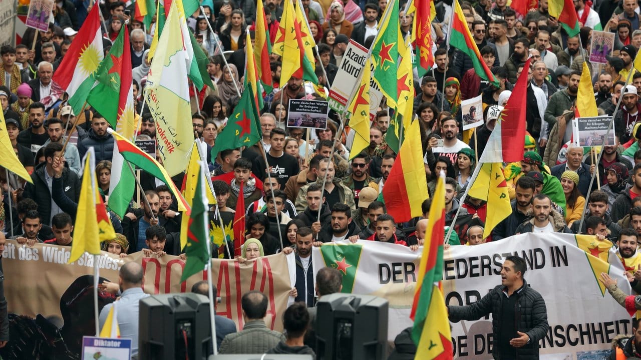 Tausende Menschen nehmen in Köln an einem Protestmarsch gegen die türkische Offensive teil.