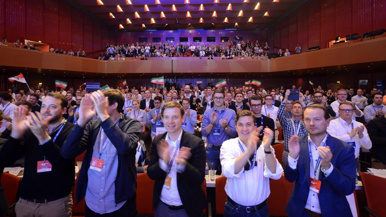 Delegierte applaudieren beim Deutschlandtag der Jungen Union in Saarbrücken. Delegierte applaudieren beim Deutschlandtag der Jungen Union in Saarbrücken.
