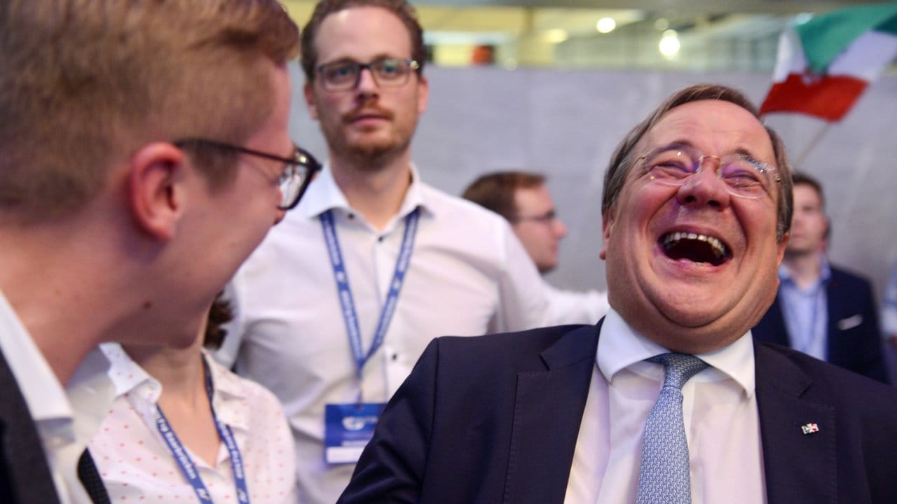 Herzhaft lacht der nordrhein-westfälische Ministerpräsident Armin Laschet im Gespräch mit dem CDU-Bundestagsabgeordneten Philipp Amthor. Herzhaft lacht der nordrhein-westfälische Ministerpräsident Armin Laschet im Gespräch mit dem CDU-Bundestagsabgeordneten Philipp Amthor.