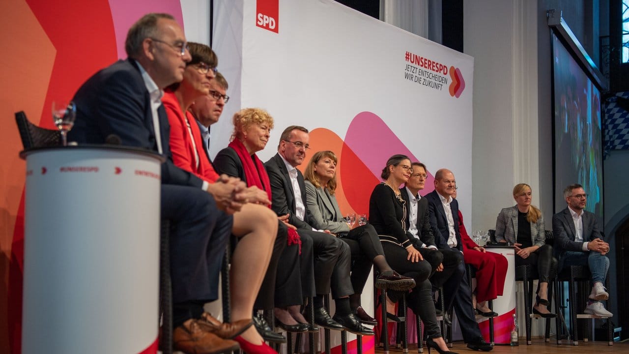Die Kandidaten für den Parteivorsitz der SPD sitzen bei der letzten Regionalkonferenz in München auf der Bühne.