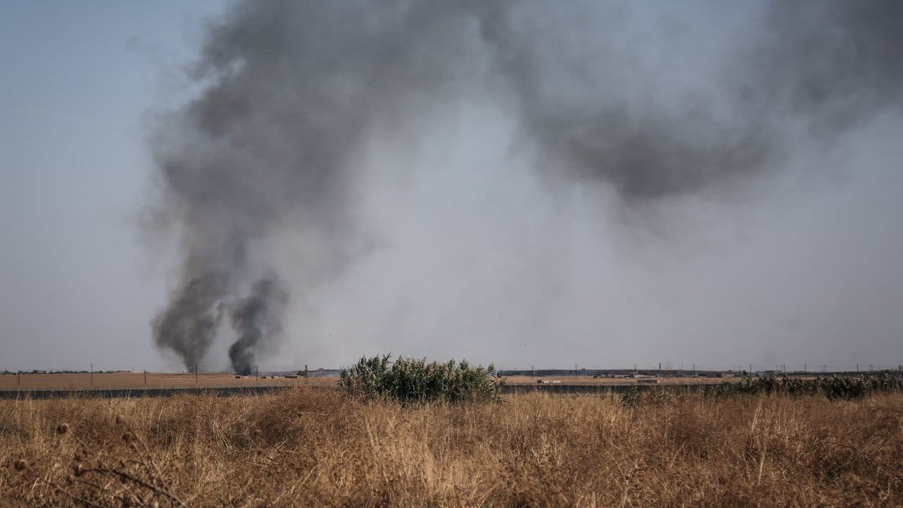 Nahe der Grenze zwischen Syrien und der Türkei steigt Rauch auf.