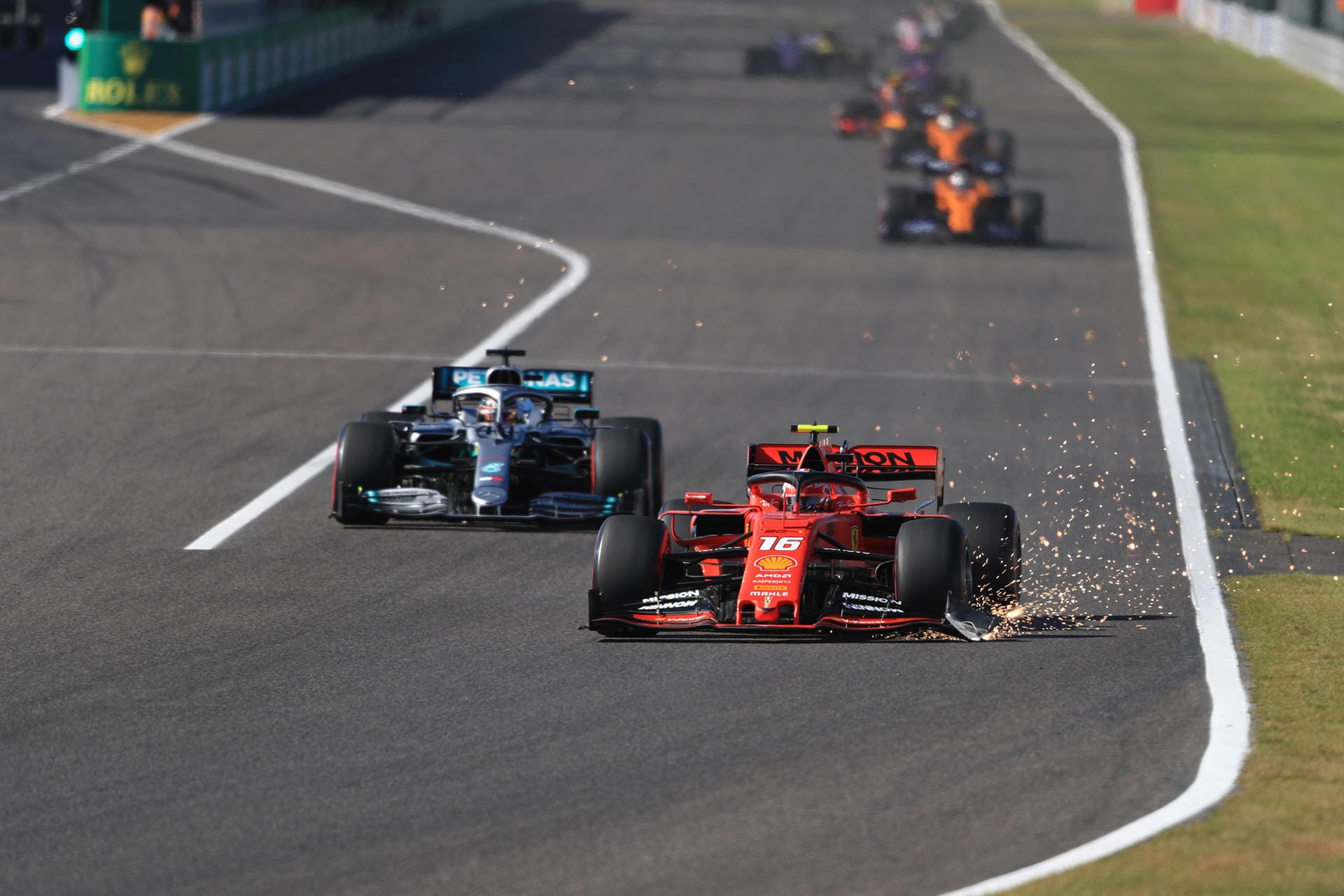Leclerc fuhr rundenlang mit funkensprühendem Ferrari.