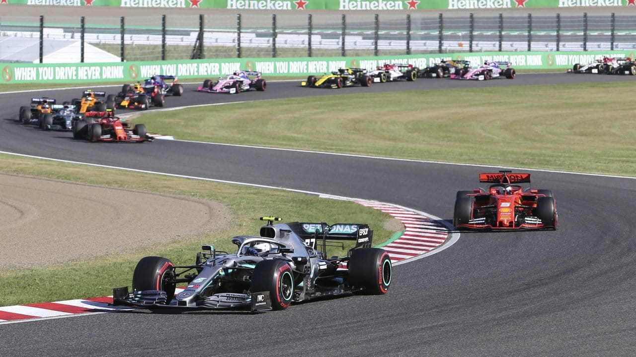 Mercedes-Pilot Valtteri Bottas (vorne) siegte in Japan vor Sebastian Vettel.