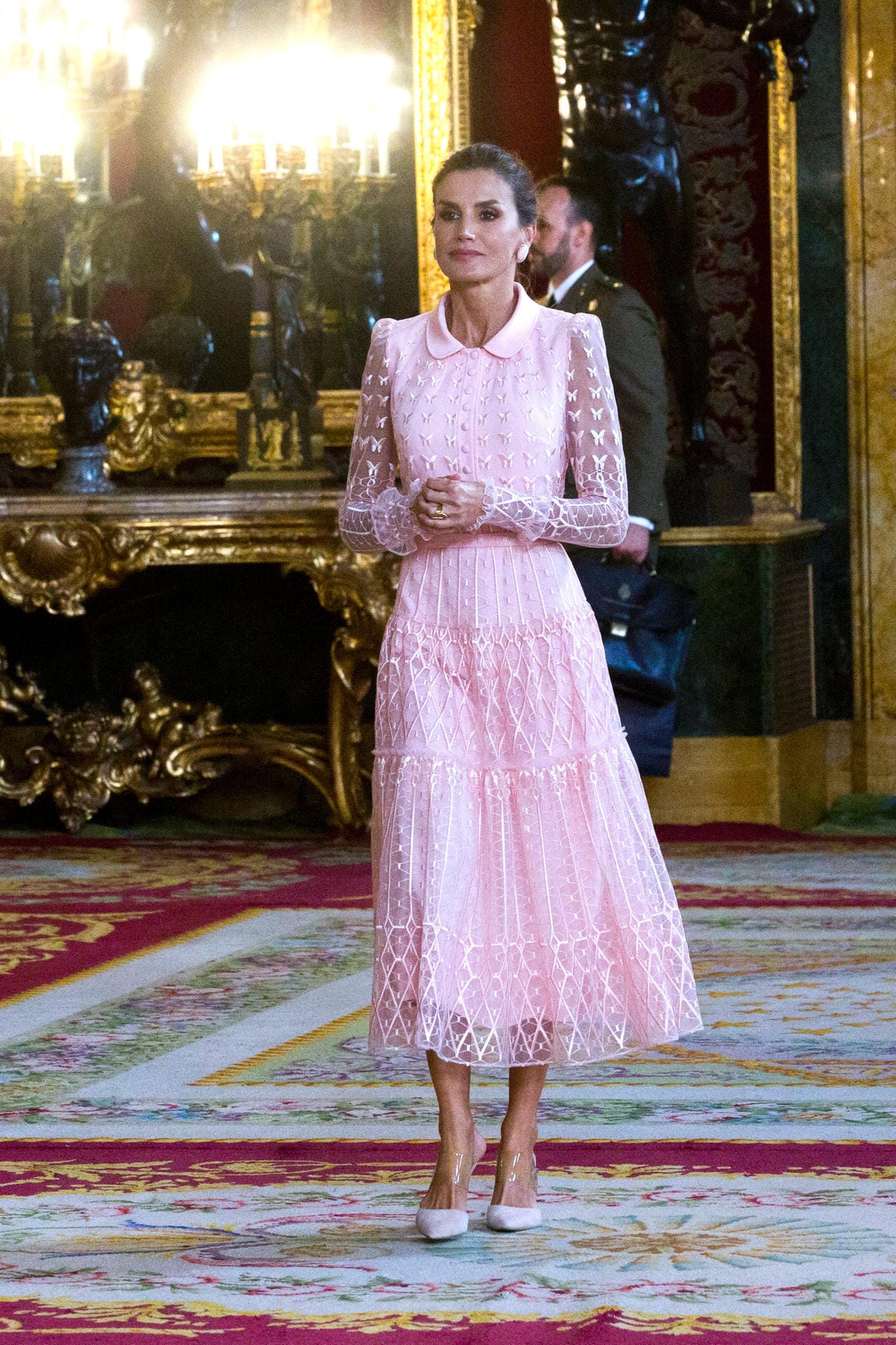 Königin Letizia wählte für den Anlass ein Kleid in Rosa.