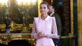 Königin Letizia wählte für den Anlass ein Kleid in Rosa.