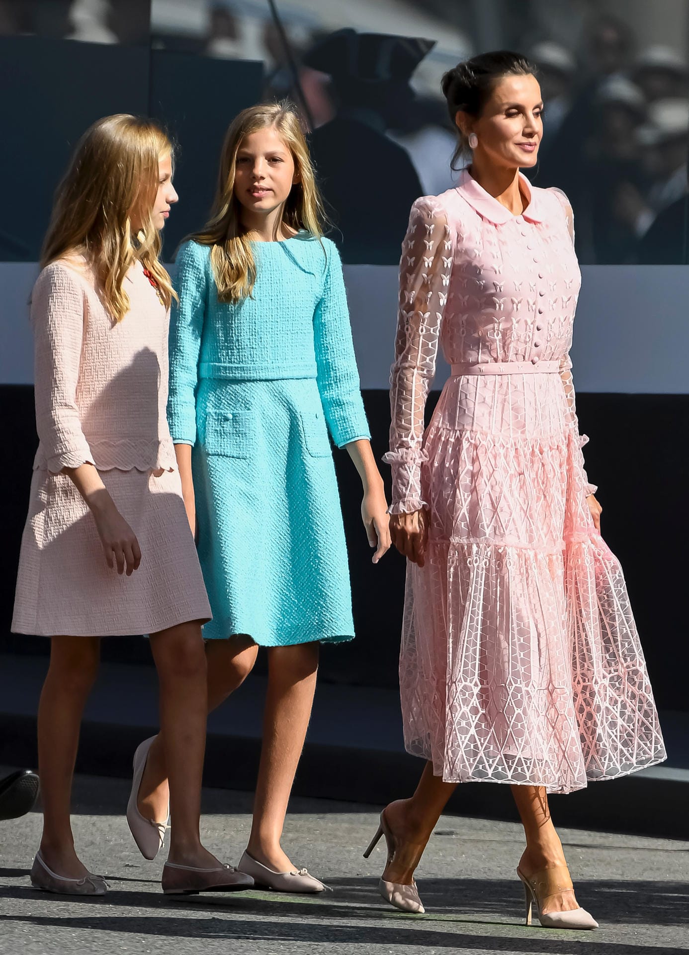 Prinzessin Leonor passte mit ihrem rosanen Kleid perfekt zu Mama Letizia.