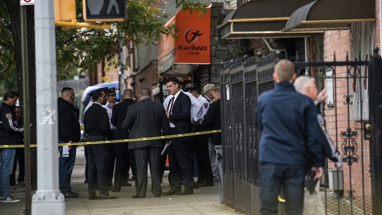 Polizisten stehen vor dem Haus in New York, in dem vier Menschen starben und drei verletzt wurden.
