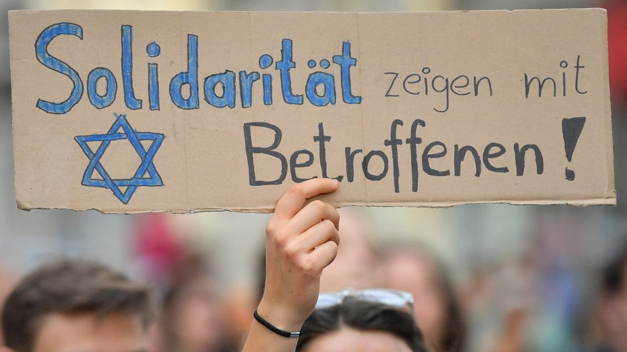 "Solidarität zeigen mit Betroffenen!" - Plakat einer Demonstrantin in Halle.