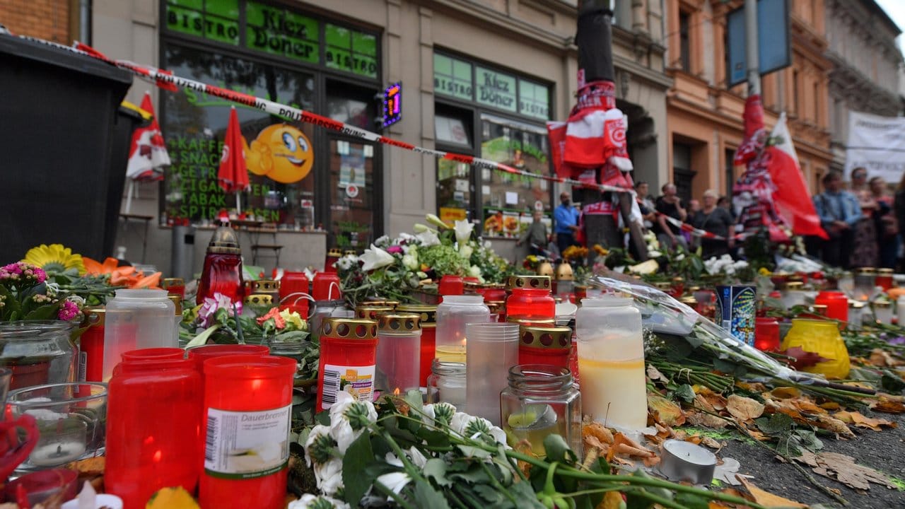 Blumen und Kerzen erinnern vor dem Döner-Imbiss, einem der tatorte des Anschlags von Halle, an die Opfer.
