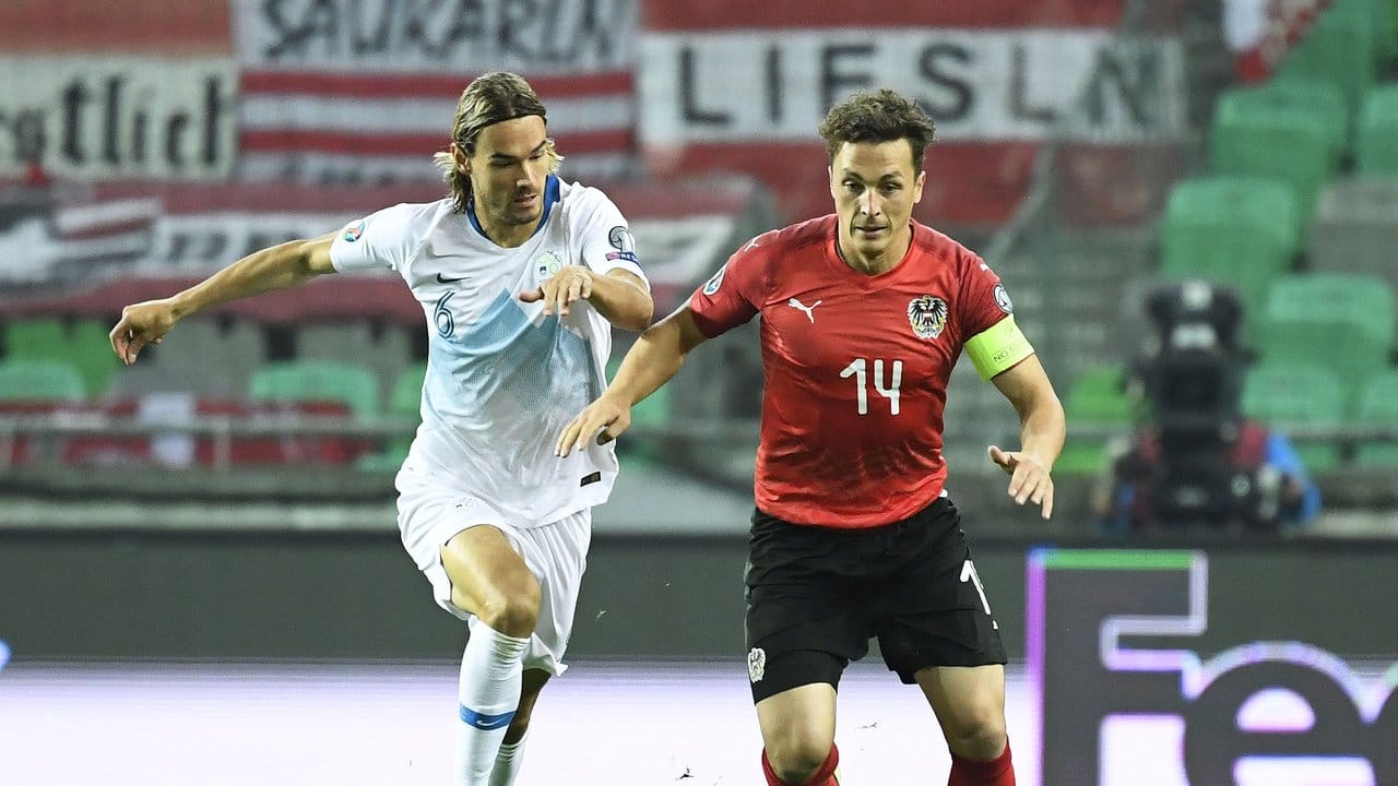 Österreichs Julian Baumgartlinger (r) und Sloweniens Rene Krhin kämpfen um den Ball.