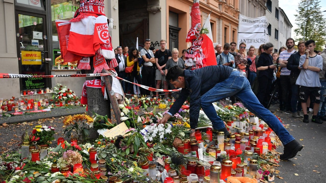 Blumen und Kerzen erinnern an einem Döner-Imbiss, einem der Tatorte des Anschlags von Halle, an die Opfer.