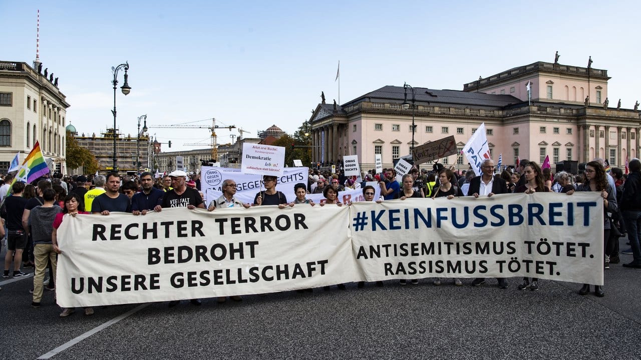 Menschen stehen bei der "Unteilbar"-Demonstration gegen Antisemitismus mit einem Transparent auf dem Bebelplatz in Berlin.