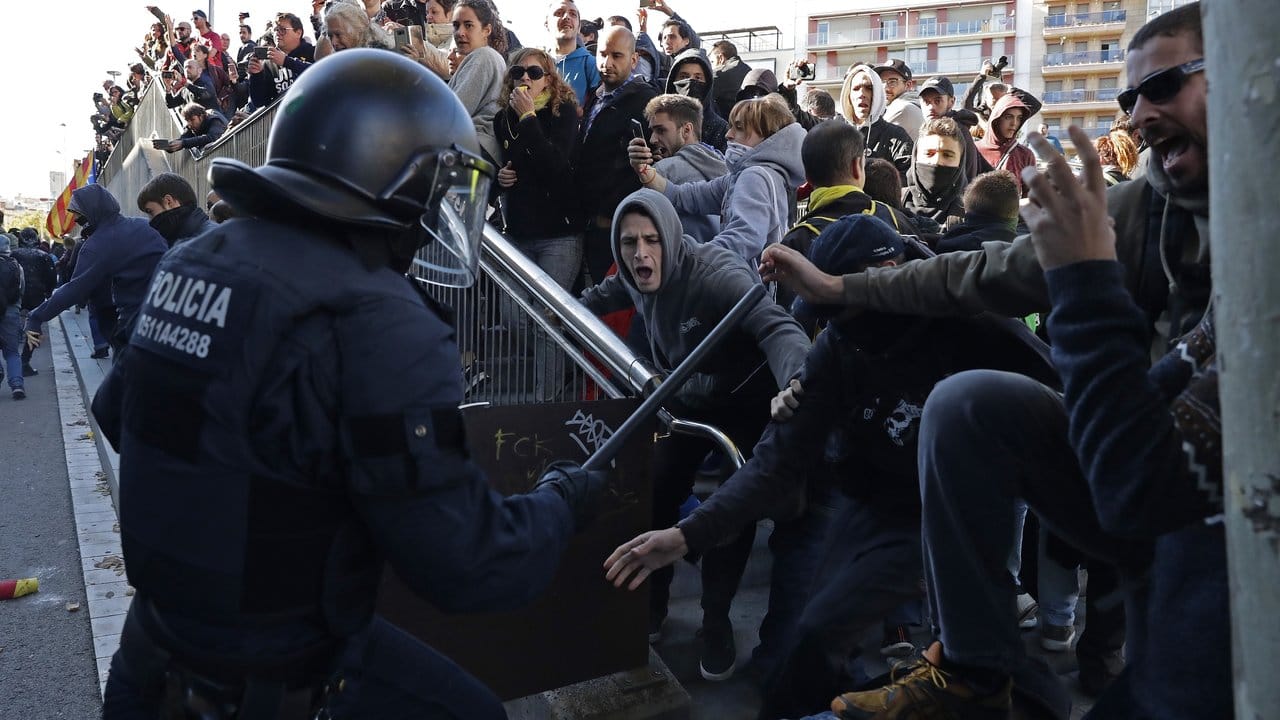 Polizisten treffen im November 2018 auf Demonstranten des "Komitees zur Verteidigung der Republik", einer Organisation für die Unabhängigkeit Kataloniens von Spanien.