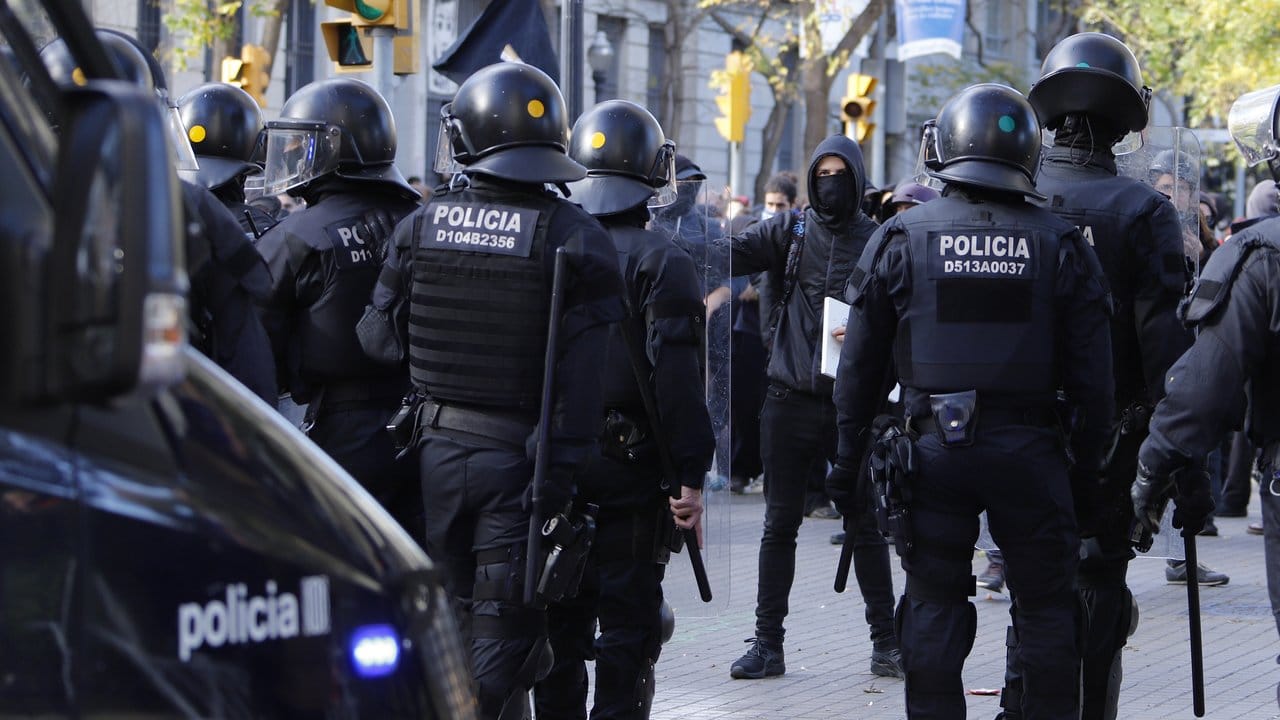 Polizisten stehen im Dezember 2018 den Teilnehmern einer Demonstration für die Unabhängigkeit Kataloniens gegenüber.