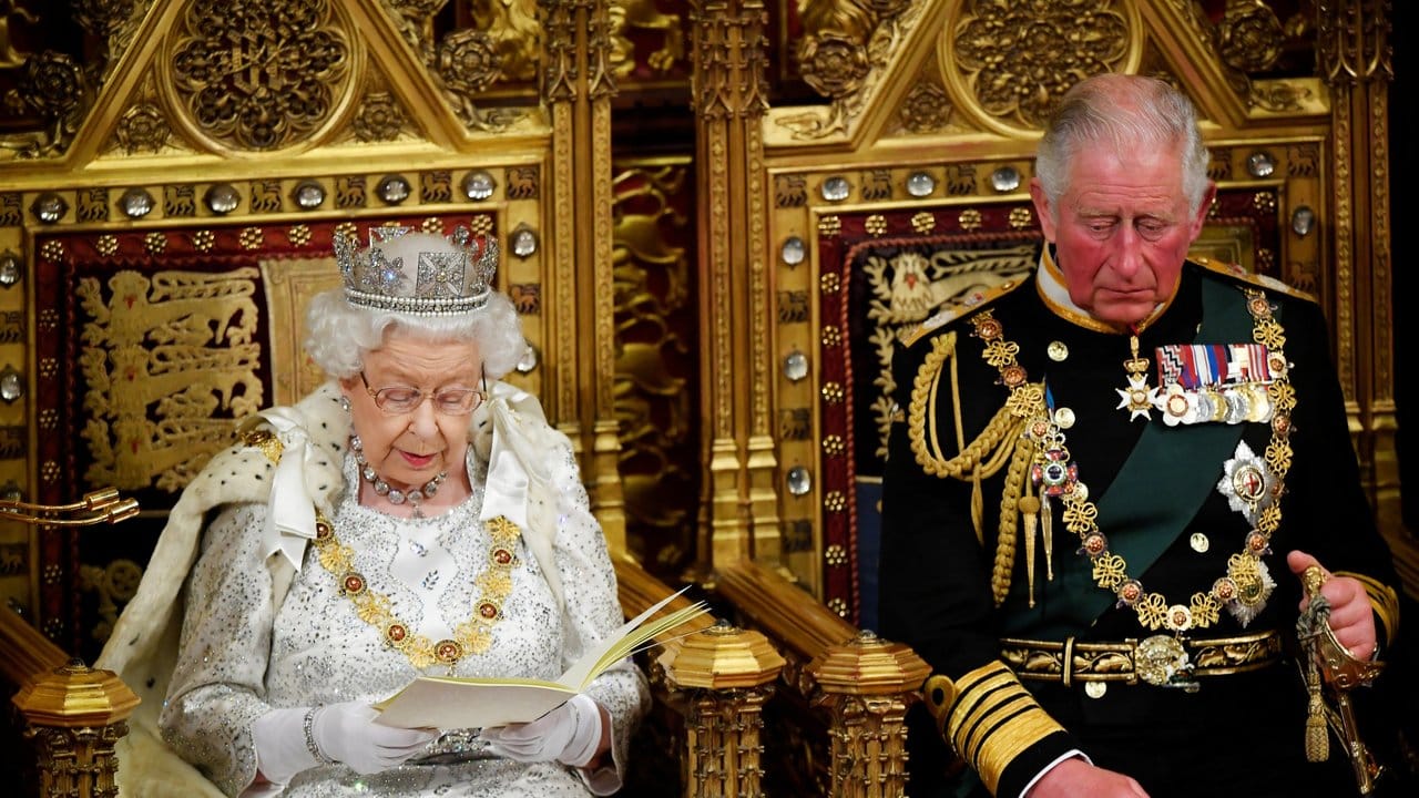 An der Seite ihres Sohnes Kronprinz Charles hält Königin Elisabeth II.
