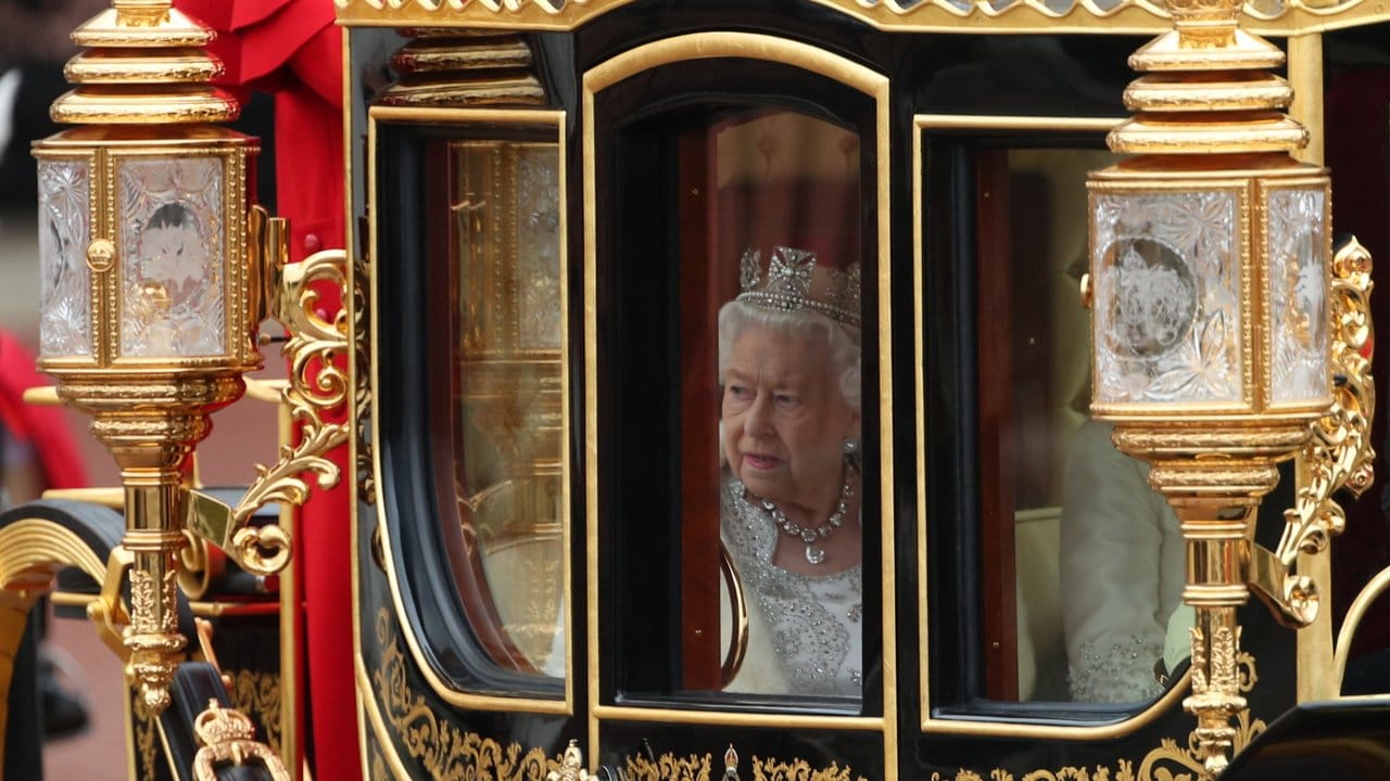 In einer Kutsche fährt Königin Elisabeth II.