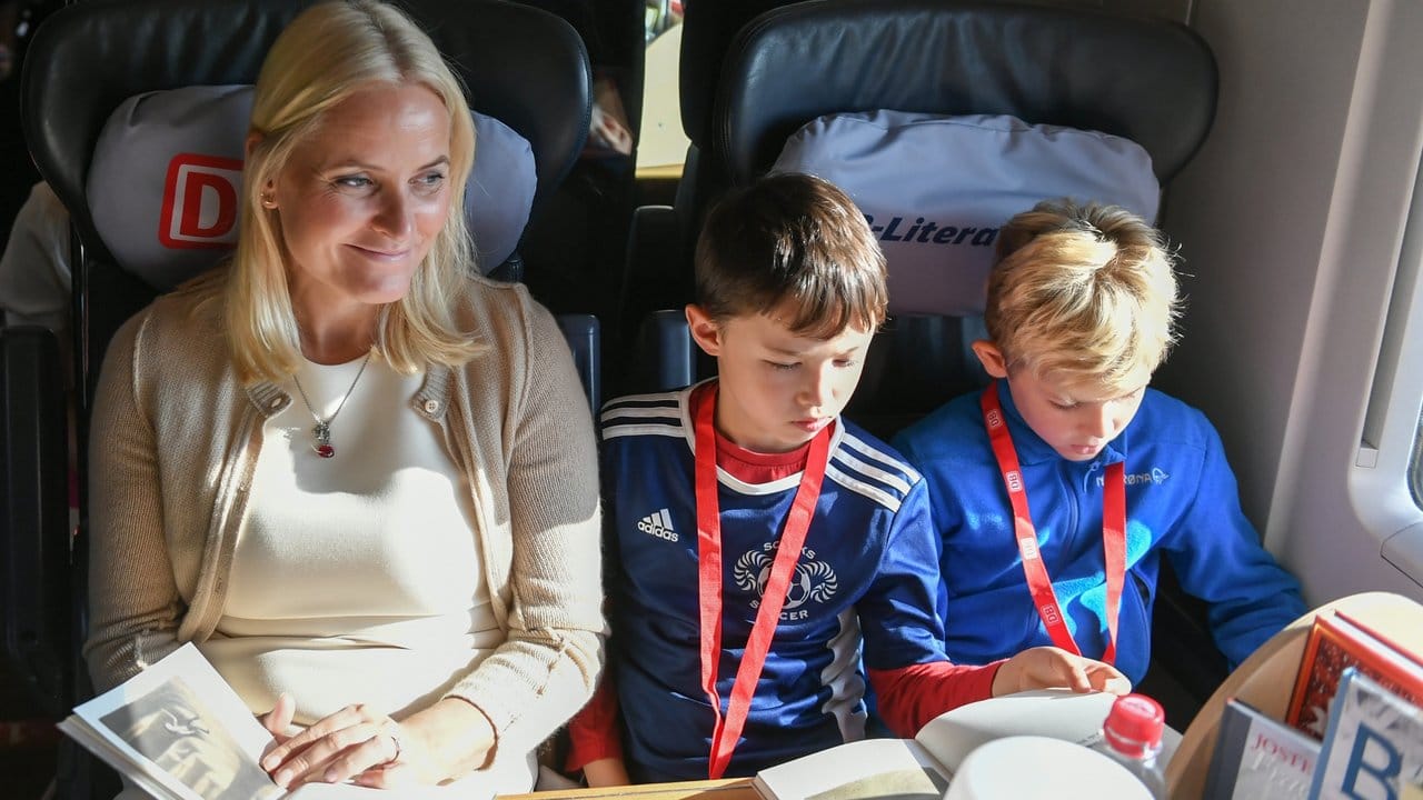 Kronprinzessin Mette-Marit liest gemeinsam mit Kindern im Literaturzug auf dem Weg von Berlin nach Köln.