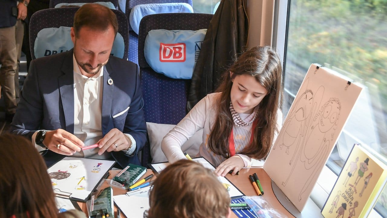 Haakon, Kronprinz von Norwegen, malt mit Kindern im Literaturzug auf dem Weg von Berlin nach Köln.