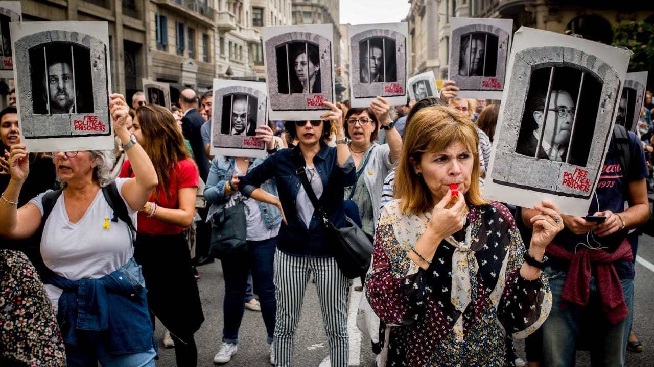 Frauen protestieren mit Plakaten, auf denen die angeklagten katalanischen Separatistenführer abgebildet sind, gegen das Urteil des Obersten Gerichts.