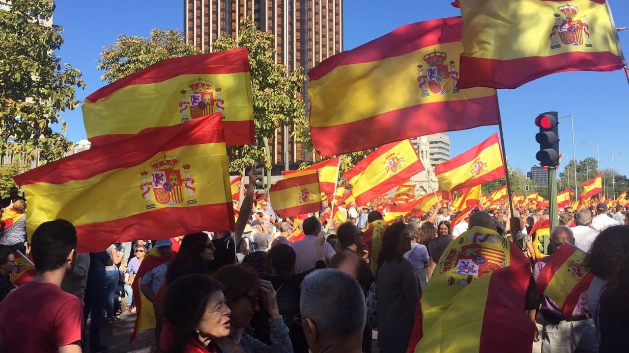 Gegen Kataloniens Unabhängigkeit: Menschen schwenken im Oktobere 2017 spanische Nationalfahnen bei einer Demonstration in Madrid.