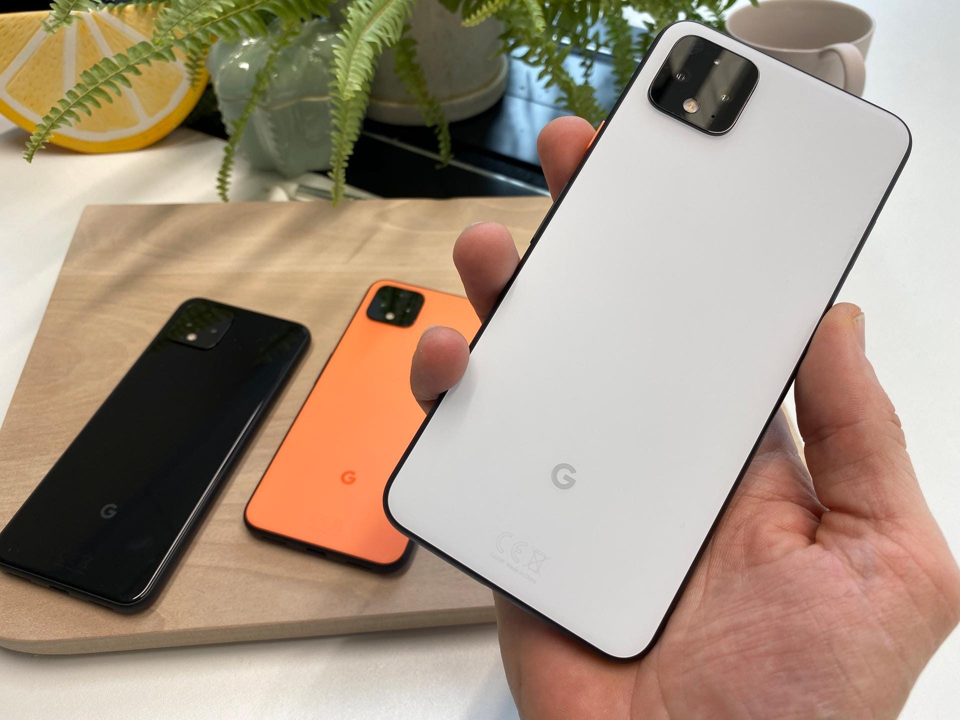 Googles neues Smartphone Pixel 4 kommt in schlichtem, aber durchaus gefälligem Design. Im Vordergrund ist die größere XL-Variante zu sehen. Dank mattierter Glasrückseite liegt es gut in der Hand.