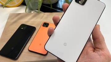 Googles neues Smartphone Pixel 4 kommt in schlichtem, aber durchaus gefälligem Design. Im Vordergrund ist die größere XL-Variante zu sehen. Dank mattierter Glasrückseite liegt es gut in der Hand.