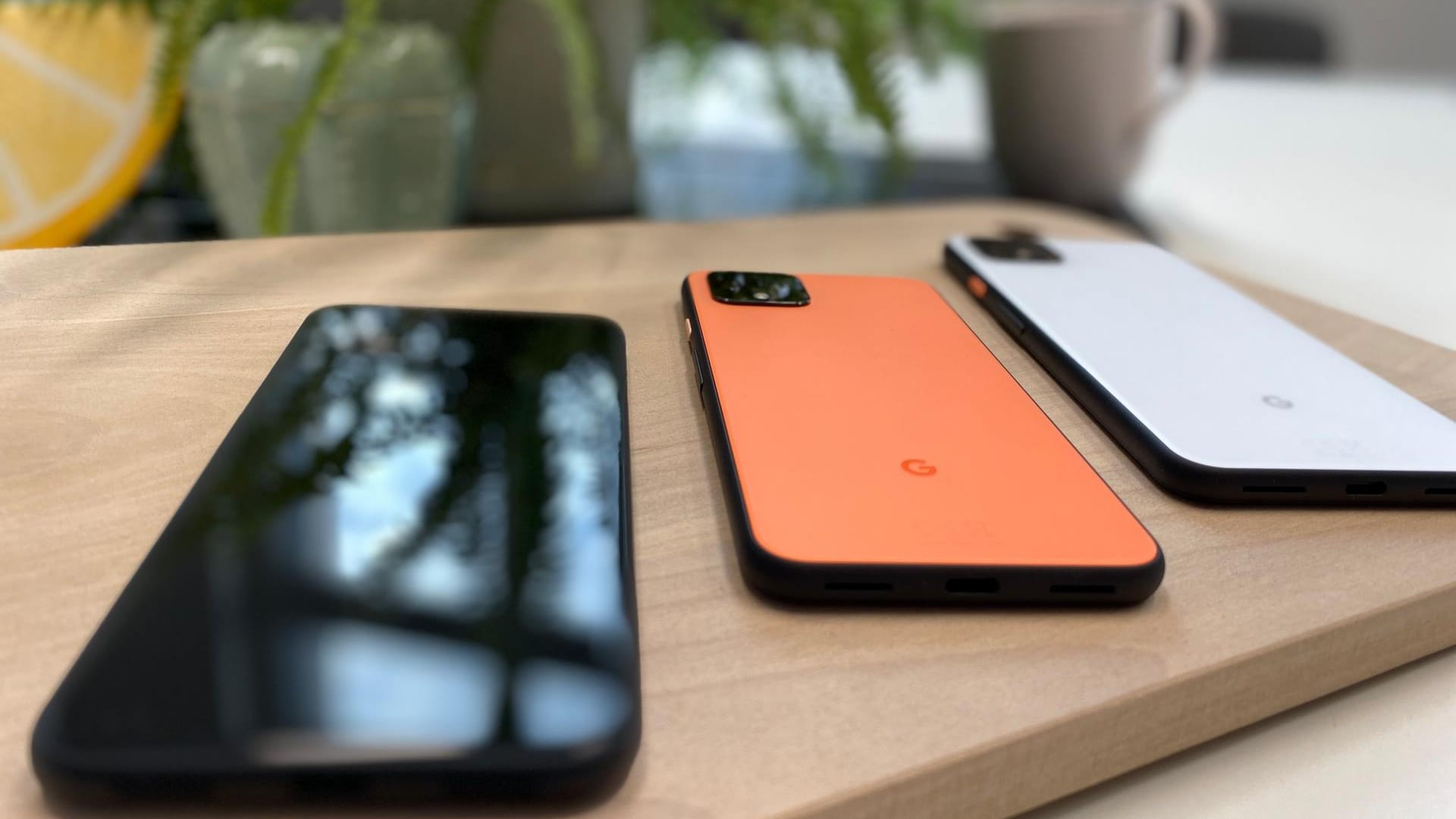 Die schwarze Variante des Pixel 4 wird nicht matt, sondern glänzend ausgeliefert. Dafür müssen hier auch Fingerabdrücke in Kauf genommen werden.