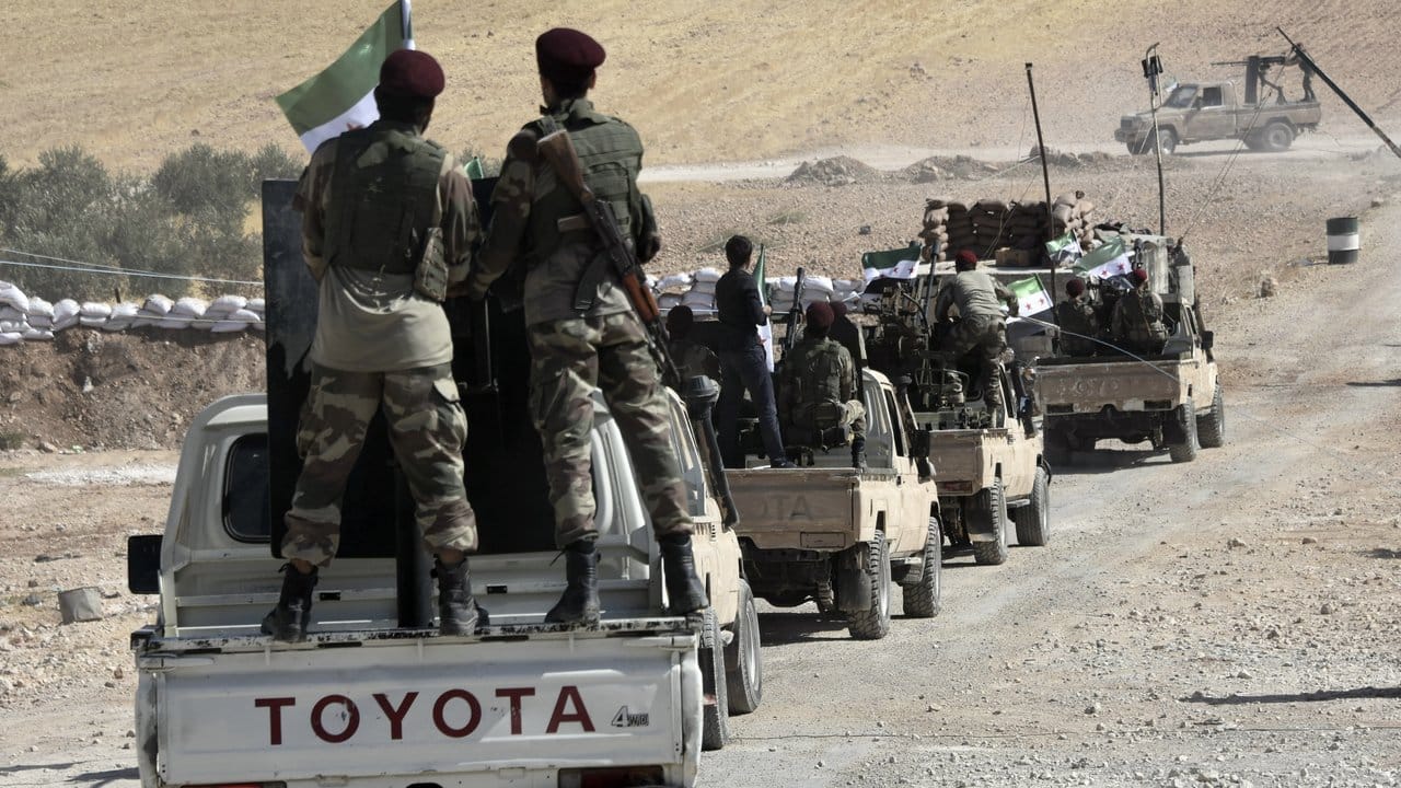 Von der Türkei unterstützte Kämpfer der "Freien Syrischen Armee" sind auf dem Weg in die syrische Stadt Tall Abyad.
