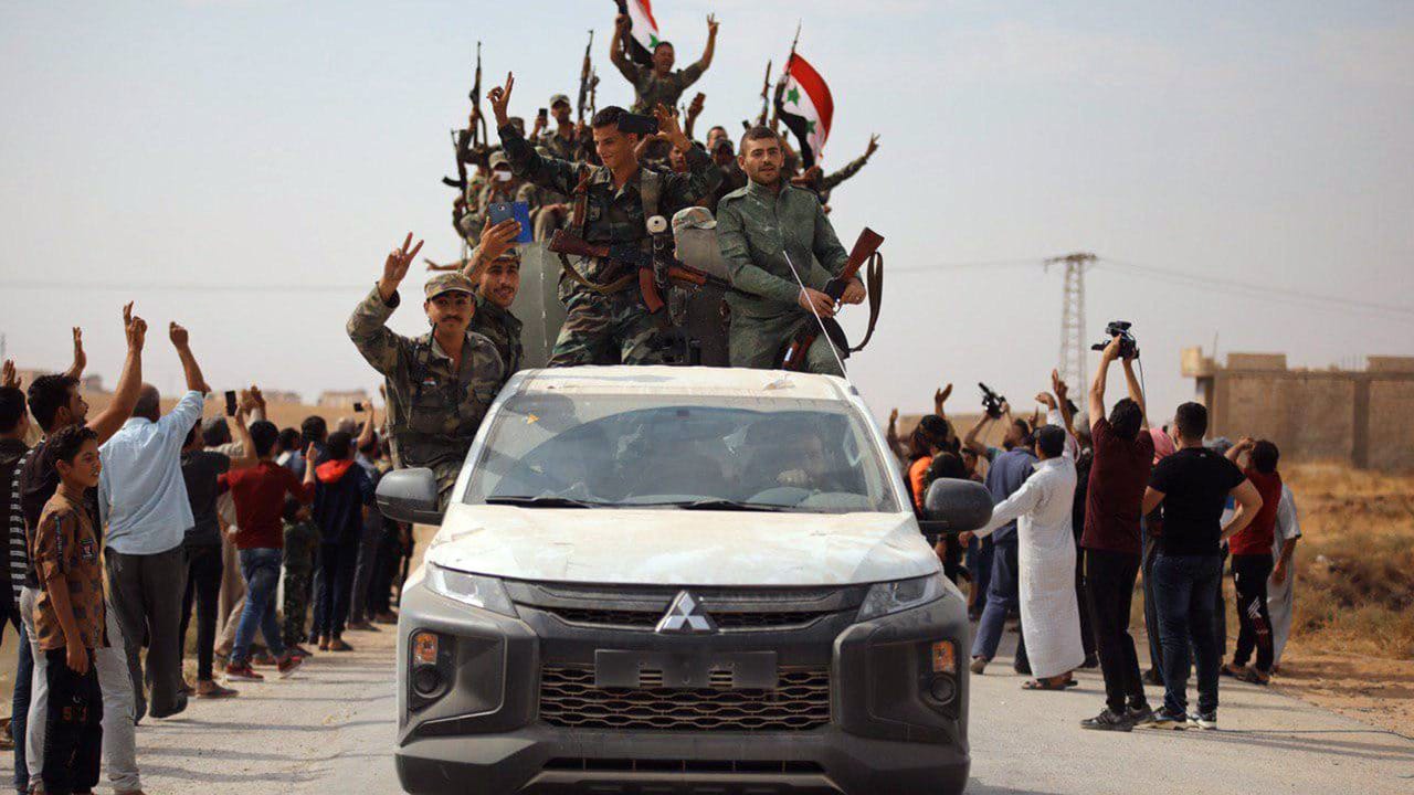 Syrische Regierungstruppen auf dem Weg in die nordsyrische Stadt Ain Issa.