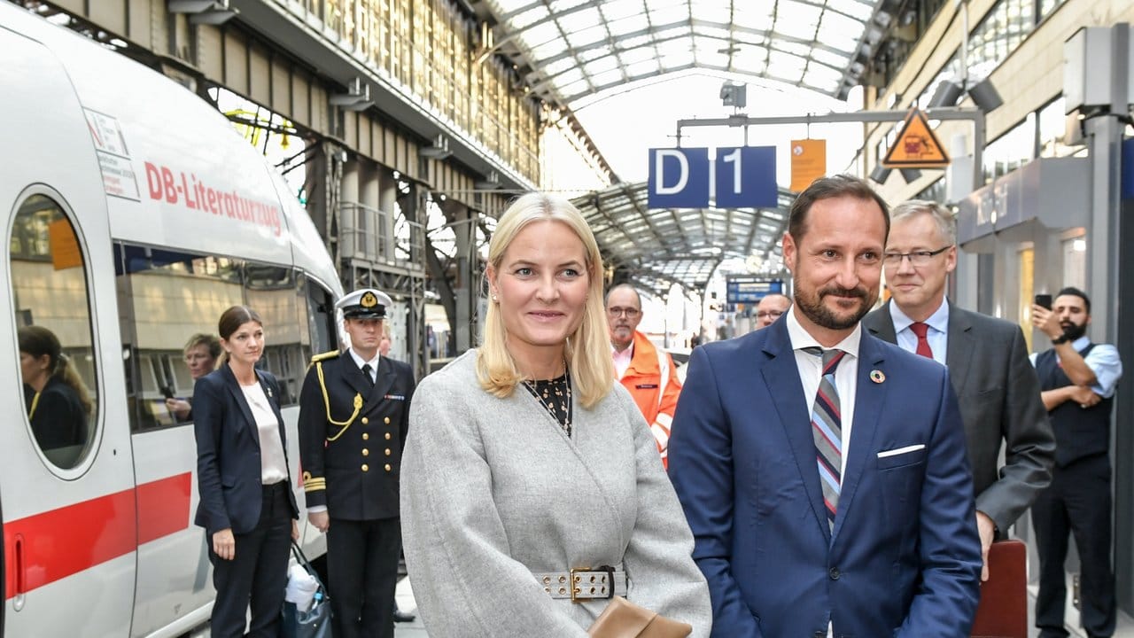 Mette-Marit und Haakon sind in Köln angekommen.