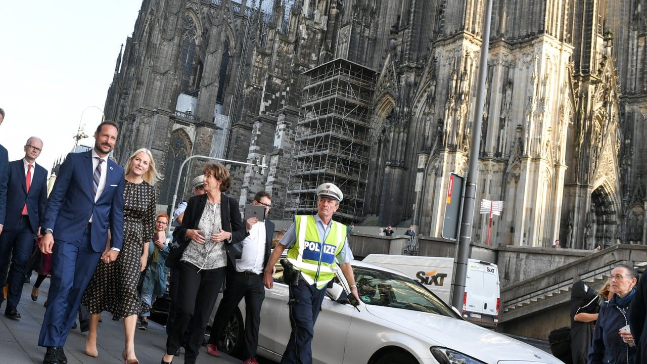 Kölns Bürgermeisterin Henriette Reker begleitet Kronprinz Haakon und Kronprinzessin Mette-Marit auf dem Weg zu ihrem Hotel.