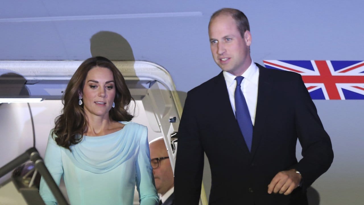 Ankunft von Prinz William und Herzogin Kate auf dem Luftwaffenstützpunkt Nur Khan.