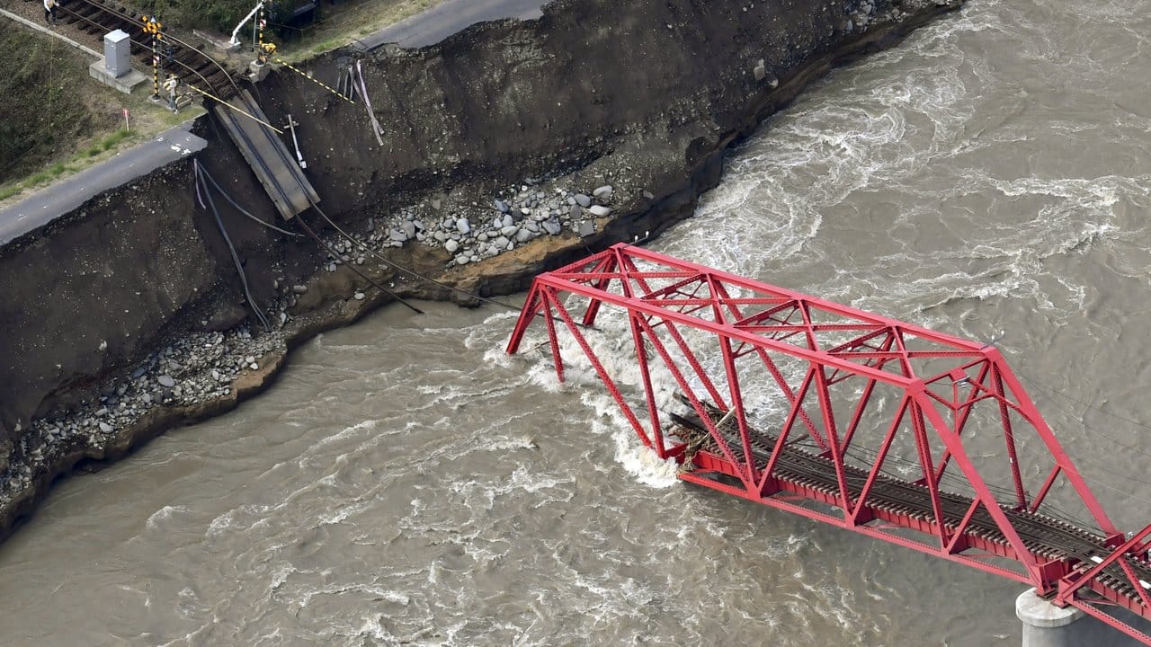 Hier geht nichts mehr: eine zerstörte Eisenbahnbrücke liegt in dem Fluss Chikuma.