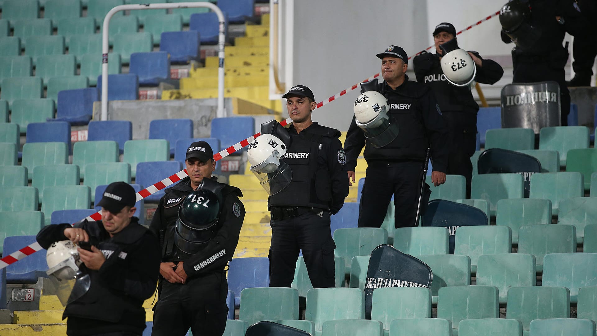 "The Guardian" (England): "Willkommen in der neuen Welt. Wir haben ein Fußballspiel erwartet. Was wir bekommen haben, war ein miserables Ereignis in einer miserablen Nacht in einem miserablen Stadion (...) vor einem miserablen Hintergrund von Beschuldigungen und bösem Blut. Am Ende hat sich das kein bisschen wie ein Sportereignis angefühlt. Es fühlte sich an wie eine offene Wunde, ein Angriff auf die grundlegende Idee von Nationen, die zusammenkommen."