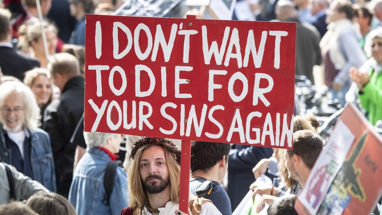 "Ich will nicht noch mal für Eure Sünden sterben": Ein Demonstrant in Jesus-Verkleidung macht in Frankfurt am Main eine Ansage.