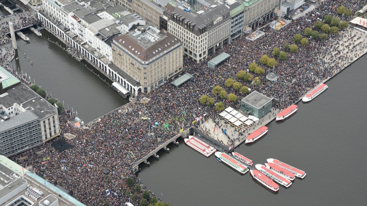 Tausende von Teilnehmern der Fridays-for-Future-Demonstration füllen den Jungfernstieg in der Hamburger Innenstadt.