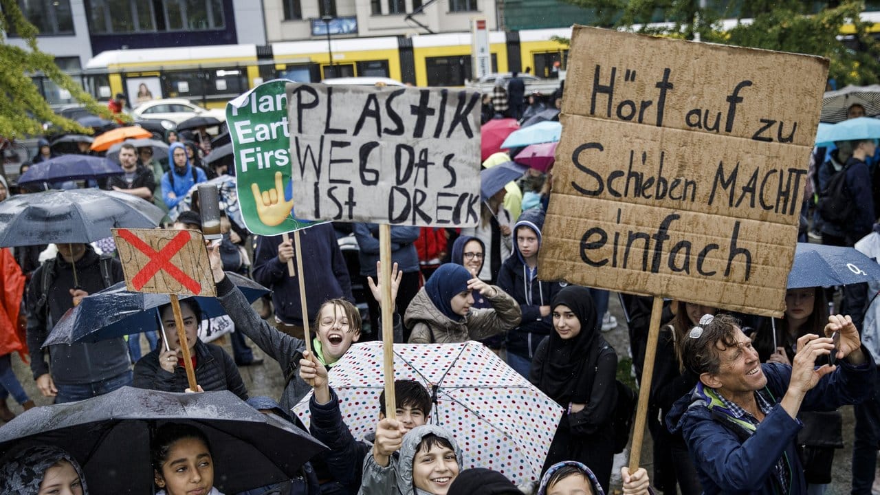 Demonstranten bei einer Fridays-for-Future-Kundgebung in Berlin.