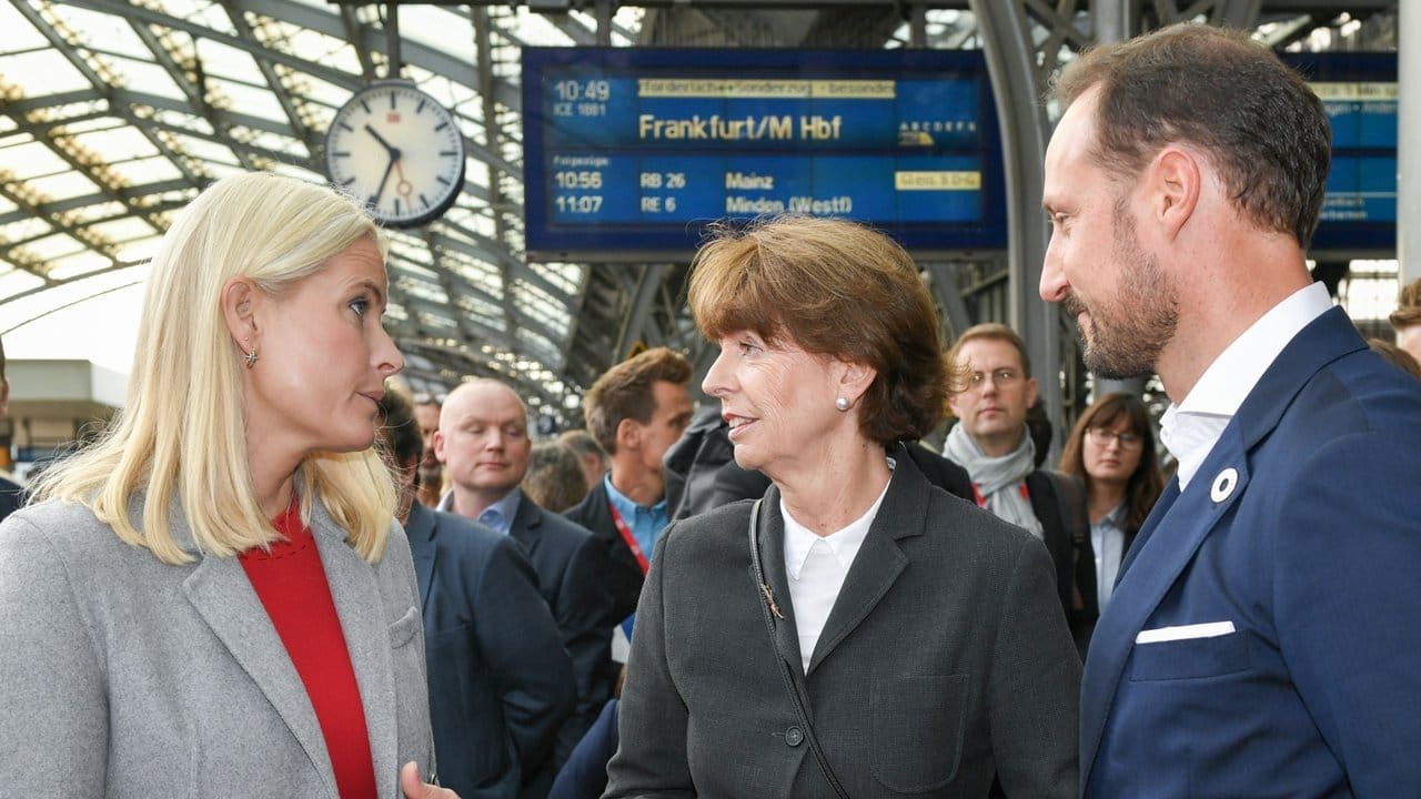 Kölns Oberbürgermeisterin Henriette Reker verabschiedet das norwegische Kronprinzenpaar.