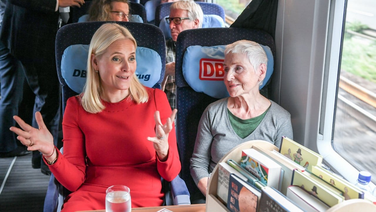 Kronprinzessin Mette-Marit unterhält sich im Literaturzug mit der Schriftstellerin Herbjorg Wassmo.