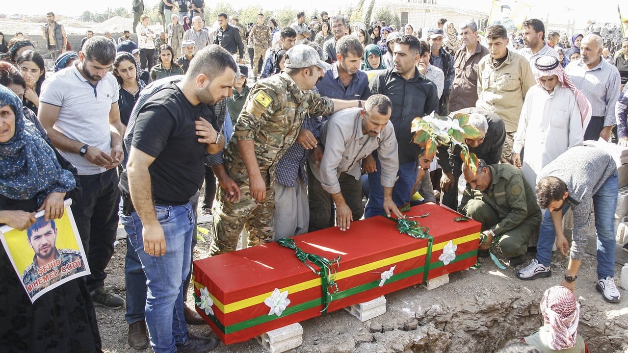 Beerdigung eines Kämpfers der Syrischen Demokratischen Kräfte, der in der Stadt Ras al-Ain im Kampf gegen die türkischen Streitkräfte ums Leben kam.